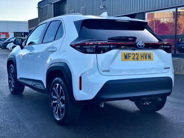 SPOTICAR Toyota Yaris 1.5 Vvt-h Design E-cvt Euro 6 (s/s) 5dr Used Car - City Car Hybrid White - Cheltenham - 1200562266_3