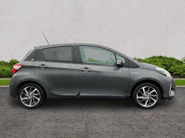 SPOTICAR Toyota Yaris 1.5 Vvt-h Y20 Bi-tone E-cvt Euro 6 (s/s) 5dr Used Car - City Car Hybrid Grey - Ashford - 1200565928_5