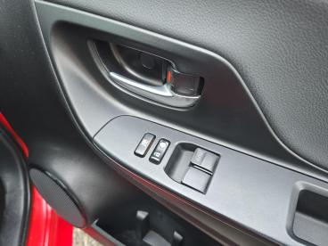 SPOTICAR Toyota Yaris 1.5 Vvt-i Design Euro 6 5dr Used Car - City Car Petrol Red - Workington - 1200568558_5