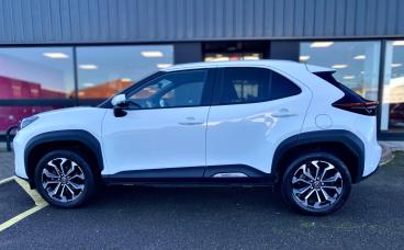 SPOTICAR Toyota Yaris 1.5 Vvt-h Design E-cvt Euro 6 (s/s) 5dr Used Car - City Car Hybrid White - Cheltenham - 1200575506_4