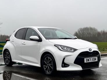 SPOTICAR Toyota Yaris 1.5 Vvt-h Design E-cvt Euro 6 (s/s) 5dr Used Car - City Car Hybrid White - Balsall Common - 1200576537_1