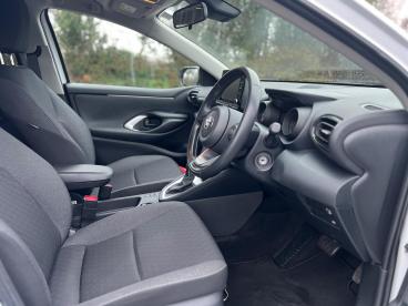SPOTICAR Toyota Yaris 1.5 Vvt-h Design E-cvt Euro 6 (s/s) 5dr Used Car - City Car Hybrid White - Balsall Common - 1200576537_2