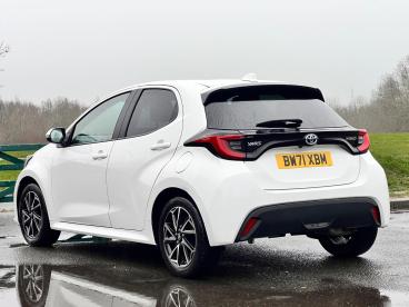SPOTICAR Toyota Yaris 1.5 Vvt-h Design E-cvt Euro 6 (s/s) 5dr Used Car - City Car Hybrid White - Balsall Common - 1200576537_4