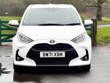SPOTICAR Toyota Yaris 1.5 Vvt-h Design E-cvt Euro 6 (s/s) 5dr Used Car - City Car Hybrid White - Balsall Common - 1200576537_5