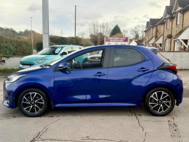 SPOTICAR Toyota Yaris 1.5 Vvt-h Design E-cvt Euro 6 (s/s) 5dr Used Car - City Car Hybrid Blue - Chippenham - 1200577938_5