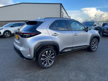 SPOTICAR Toyota Yaris 1.5 Vvt-h Design E-cvt Euro 6 (s/s) 5dr Used Car - City Car Hybrid Silver - Eglinton - 1200585422_3