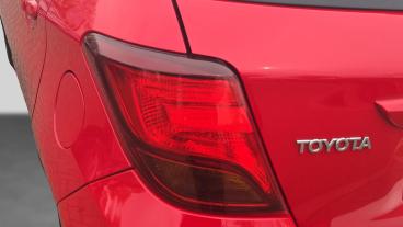 SPOTICAR Toyota Yaris 1.0 Vvt-i Icon Euro 6 5dr Used Car - City Car Petrol Red - Leicester - 1200590566_5
