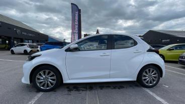 SPOTICAR Toyota Yaris 1.5 Vvt-h Icon E-cvt Euro 6 (s/s) 5dr Used Car - City Car Hybrid White - Preston - 1200599567_5