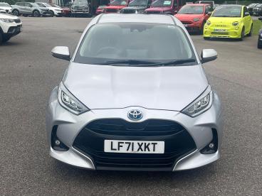 SPOTICAR Toyota Yaris 1.5 Vvt-h Design E-cvt Euro 6 (s/s) 5dr Used Car - City Car Hybrid Silver - Kidlington - 1200604643_2