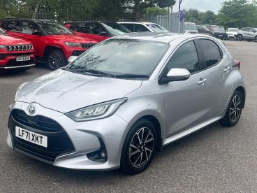 SPOTICAR Toyota Yaris 1.5 Vvt-h Design E-cvt Euro 6 (s/s) 5dr Used Car - City Car Hybrid Silver - Kidlington - 1200604643_3