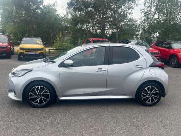 SPOTICAR Toyota Yaris 1.5 Vvt-h Design E-cvt Euro 6 (s/s) 5dr Used Car - City Car Hybrid Silver - Kidlington - 1200604643_4