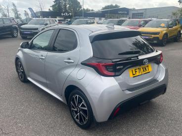 SPOTICAR Toyota Yaris 1.5 Vvt-h Design E-cvt Euro 6 (s/s) 5dr Used Car - City Car Hybrid Silver - Kidlington - 1200604643_5