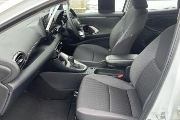 SPOTICAR Toyota Yaris 1.5 Vvt-h Icon E-cvt Euro 6 (s/s) 5dr Used Car - City Car Hybrid White - Farningham - 1200607622_3