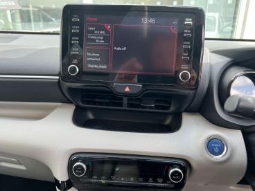 SPOTICAR Toyota Yaris 1.5 Vvt-h Excel E-cvt Euro 6 (s/s) 5dr Used Car - City Car Hybrid White - Malton - 1200608515_5