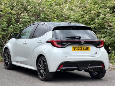 SPOTICAR Toyota Yaris 1.5 Vvt-h Gr Sport E-cvt Euro 6 (s/s) 5dr Used Car - City Car Hybrid White - Balsall Common - 1200612682_4