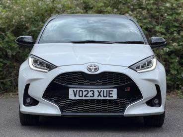 SPOTICAR Toyota Yaris 1.5 Vvt-h Gr Sport E-cvt Euro 6 (s/s) 5dr Used Car - City Car Hybrid White - Balsall Common - 1200612682_5