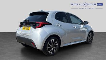 SPOTICAR Toyota Yaris 1.5 Vvt-h Design E-cvt Euro 6 (s/s) 5dr Used Car - City Car Hybrid Silver - Redditch - 1200612944_3