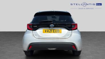SPOTICAR Toyota Yaris 1.5 Vvt-h Design E-cvt Euro 6 (s/s) 5dr Used Car - City Car Hybrid Silver - Redditch - 1200612944_4