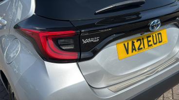 SPOTICAR Toyota Yaris 1.5 Vvt-h Design E-cvt Euro 6 (s/s) 5dr Used Car - City Car Hybrid Silver - Redditch - 1200612944_5