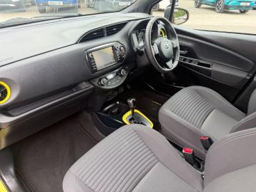 SPOTICAR Toyota Yaris 1.5 Vvt-h Yellow Bi-tone Limited Edition E-cvt Eur Used Car - City Car Hybrid Yellow - Billinghay - 1200620165_5