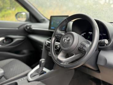 SPOTICAR Toyota Yaris 1.5 Vvt-h Design E-cvt Euro 6 (s/s) 5dr Used Car - City Car Hybrid Black - Balsall Common - 1200620484_2