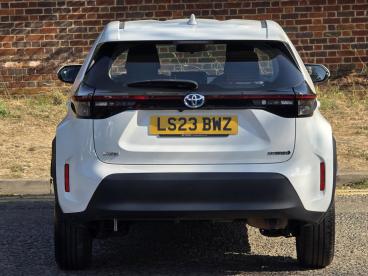 SPOTICAR Toyota Yaris 1.5 Vvt-h Icon E-cvt Euro 6 (s/s) 5dr Used Car - City Car Hybrid White - Hemel Hempstead - 1200623809_4