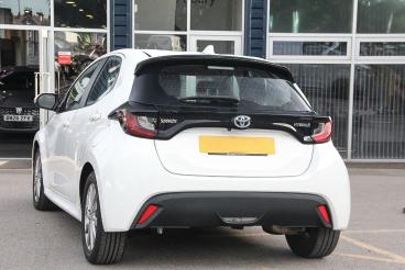 SPOTICAR Toyota Yaris 1.5 Vvt-h Icon E-cvt Euro 6 (s/s) 5dr Used Car - City Car Hybrid White - Lichfield - 1200637157_3