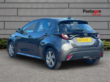 SPOTICAR Toyota Yaris 1.5 Vvt-h Icon E-cvt Euro 6 (s/s) 5dr Used Car - City Car Hybrid Grey - Nottingham - 1200642241_2