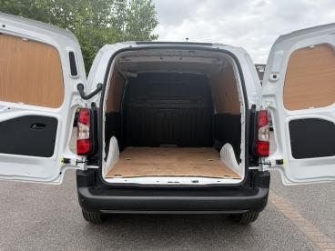 SPOTICAR Vauxhall Combo 1.5 Turbo D 2300 Prime Panel Van Swb Euro 6 (s/s) Used Car - Commercial Vehicle Diesel White - Poole - 1200523430_4