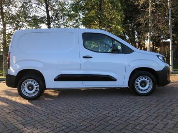 SPOTICAR Vauxhall Combo 1.5 Turbo D 2300 Prime Panel Van Swb Euro 6 (s/s) Used Car - Commercial Vehicle Diesel White - Littlehampton - 1200553508_3
