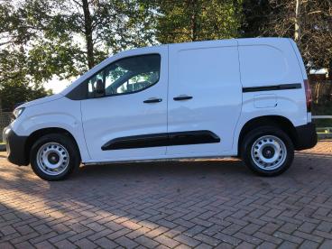 SPOTICAR Vauxhall Combo 1.5 Turbo D 2300 Prime Panel Van Swb Euro 6 (s/s) Used Car - Commercial Vehicle Diesel White - Littlehampton - 1200553508_5