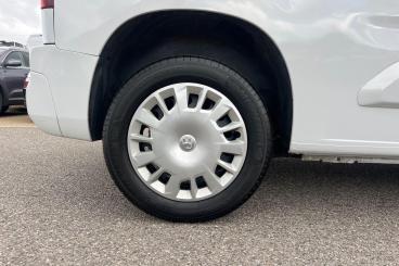 SPOTICAR Vauxhall Combo 1.5 Turbo D 2300 Pro L1 H1 Euro 6 (s/s) 5dr Used Car - Commercial Vehicle Diesel White - Basildon - 1200595590_5