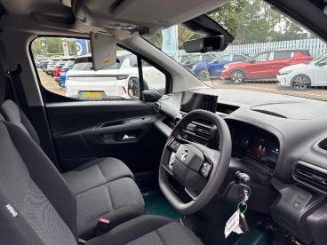 SPOTICAR Vauxhall Combo 1.5 Pro Auto Xl Euro 6 (s/s) 6dr Used Car - Commercial Vehicle Diesel Black - Tonbridge - 1200642195_4