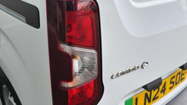 SPOTICAR Vauxhall Combo Combo-e 2300 50kwh Prime Auto L1 5dr (7.4kw Charger) Used Car - Commercial Vehicle Electric White - London - 1200606716_5