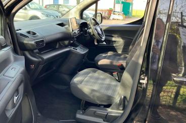 SPOTICAR Vauxhall Combo Life Combo-e Life 50kwh Ultimate Auto 5dr (7.4kw Charger) Used Car - Mpv Electric Black - Welling - 1200531162_3