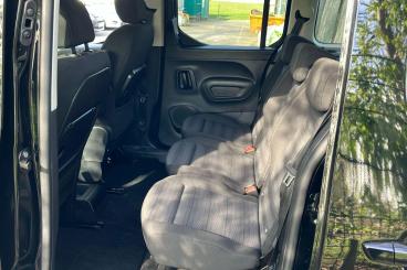 SPOTICAR Vauxhall Combo Life Combo-e Life 50kwh Ultimate Auto 5dr (7.4kw Charger) Used Car - Mpv Electric Black - Welling - 1200531162_5