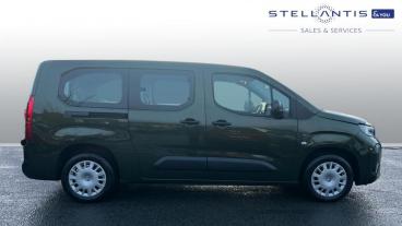 SPOTICAR Vauxhall Combo Life Combo-e Life 52kwh Design Xl Mpv Auto 5dr (7.4kw Charger) Used Car - Mpv Electric Green - Stockport - 1200568017_2
