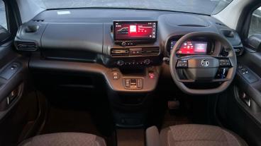 SPOTICAR Vauxhall Combo Life Combo-e Life 52kwh Design Xl Mpv Auto 5dr (7.4kw Charger) Used Car - Mpv Electric Green - Stockport - 1200568017_5