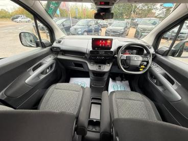 SPOTICAR Vauxhall Combo Life Combo-e Life 52kwh Ultimate Xl Mpv Auto 5dr (11kw Charger) Used Car - Mpv Electric Green - Wantage - 1200631959_2
