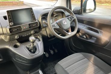 SPOTICAR Vauxhall Combo Life 1.2 Turbo Edition Euro 6 (s/s) 5dr Used Car - Mpv Petrol White - Portsmouth - 1200574938_2