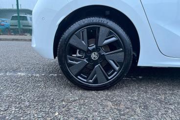 SPOTICAR Vauxhall Corsa Corsa-e 50kwh Ultimate Auto 5dr Used Car - City Car Electric White - Basildon - 1200585301_5