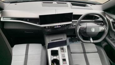 SPOTICAR Vauxhall Grandland 73kwh Ultimate Auto 5dr Used Car - Suv Electric Black - Walton On Thames - 1200583730_4