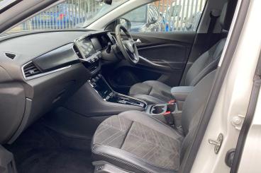 SPOTICAR Vauxhall Grandland 1.2 Ultimate E-dct Euro 6 (s/s) 5dr Used Car - Suv Hybrid White - Dartford - 1200584497_3