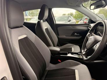 SPOTICAR Vauxhall Mokka 1.2 Turbo Design Auto Euro 6 (s/s) 5dr Used Car - Suv Petrol White - Trowbridge - 1200610627_5