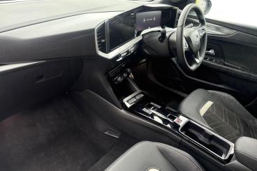 SPOTICAR Vauxhall Mokka Mokka-e 50kwh Ultimate Auto 5dr Used Car - Suv Electric White - Eastleigh - 1200577085_2