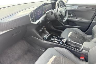 SPOTICAR Vauxhall Mokka Mokka-e 50kwh Ultimate Auto 5dr Used Car - Suv Electric White - Eastleigh - 1200628686_2