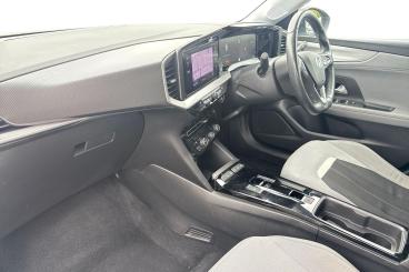 SPOTICAR Vauxhall Mokka Mokka-e 50kwh Elite Premium Auto 5dr Used Car - Suv Electric White - Eastleigh - 1200633392_2
