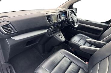 SPOTICAR Vauxhall Vivaro Life Vivaro-e Life 50kwh Ultimate Auto Lwb 5dr (8 Seat, 7.4kw Charger Used Car - Commercial Vehicle Electric White - Southampton - 1200577310_2