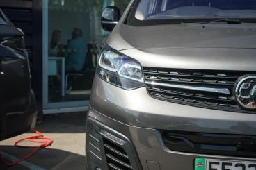 SPOTICAR Vauxhall Vivaro Life Vivaro-e Life 50kwh Ultimate Auto Lwb 5dr (8 Seat, 11kw Charger) Used Car - Mpv Electric Grey - Leamington - 1200617362_5