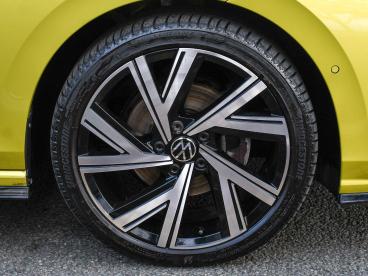 SPOTICAR Volkswagen Golf 1.5 Etsi Mhev R-line Dsg Euro 6 (s/s) 5dr Used Car - Saloon Hybrid Yellow - Nuneaton - 1200555220_5